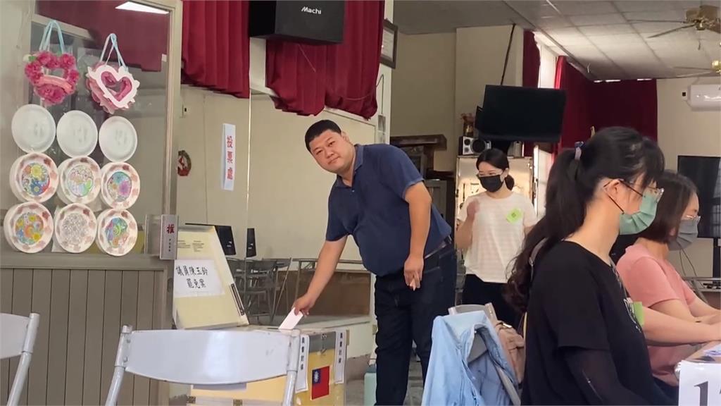 大罷免首起投票南投登場! 綠議員陳玉鈴現身投票所投票