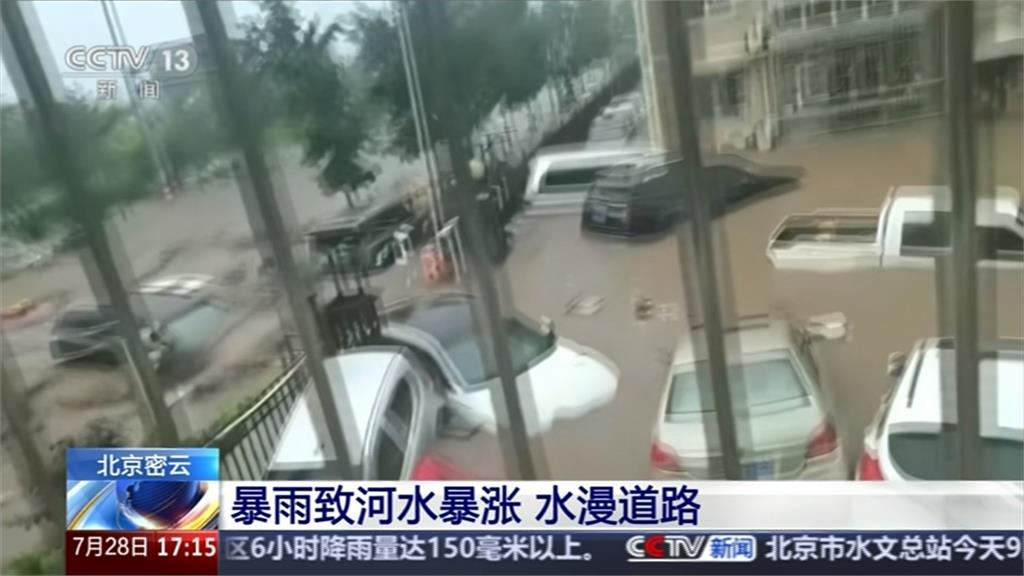 中國北京暴雨民眾困車內險滅頂 河北土石流4死8失聯