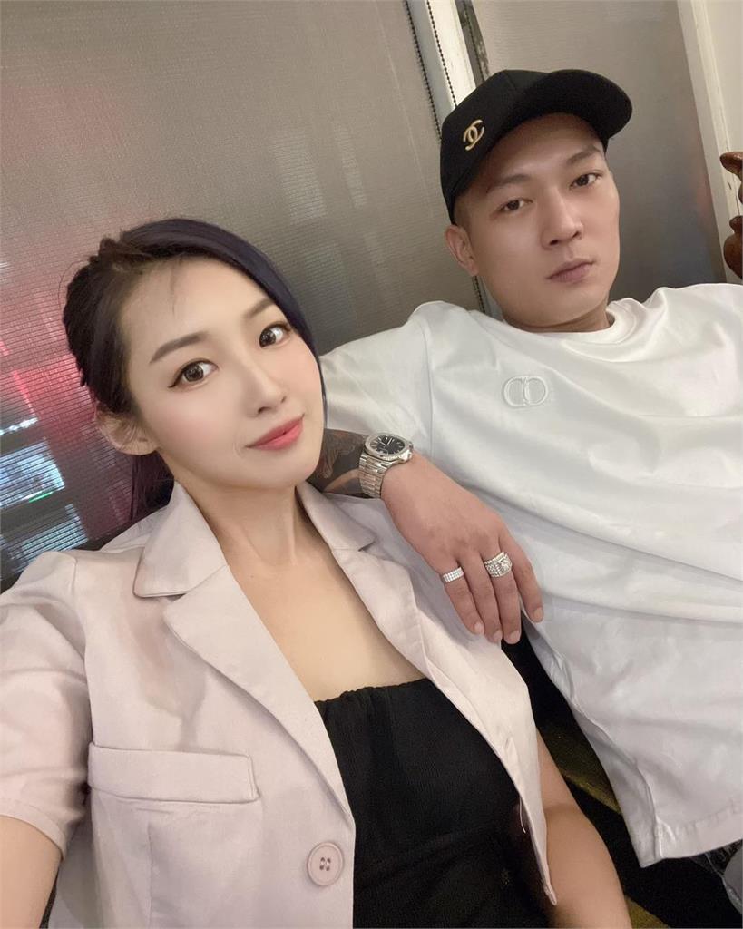 鳳梨女友「彎腰帶貨」激短洋裝頂不住!薯鼠秒嚇慘網暴動歪樓:買爆她