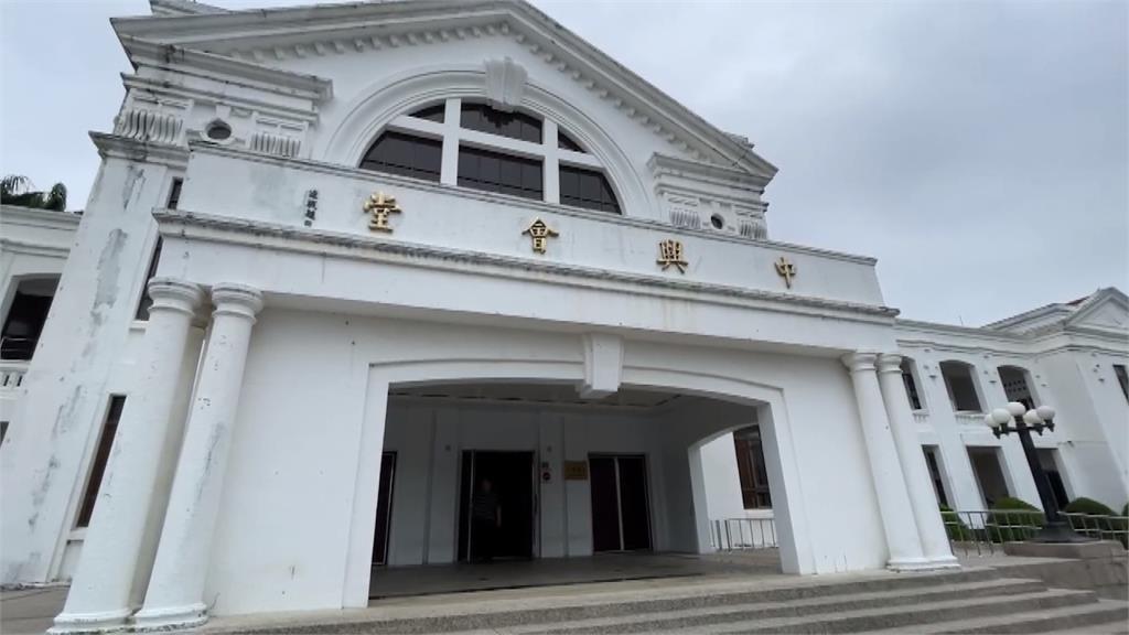 南投中興會堂前變練車場 汽車甩尾3圈留燒胎痕