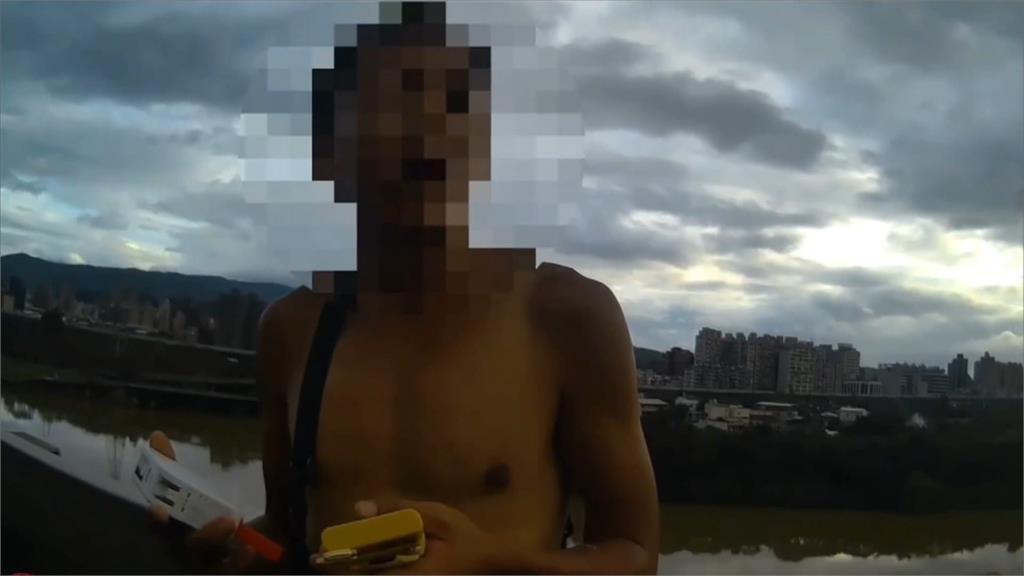 赤膊男徒步走上環東高架　見警靠近拔腿狂奔搜出毒