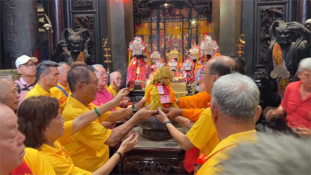 浩天宮大庄媽駐駕廣福宮 "雙媽會"信眾嗨放煙火歡迎