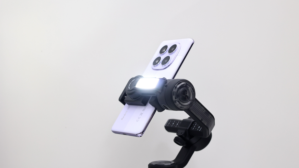 裝上智慧追蹤後 拍攝更便利 Zhiyun Smooth 5S AI