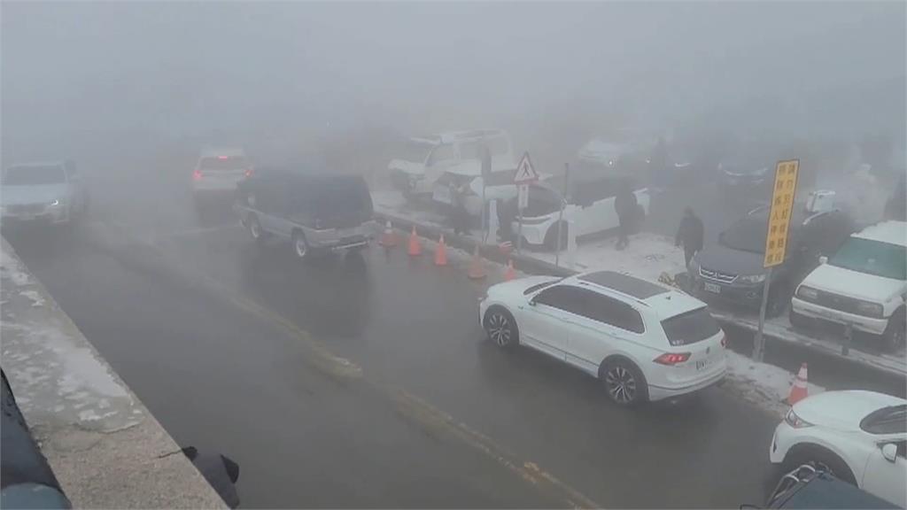 衝合歡山追雪! 「武嶺菜市場」再現 車陣塞爆停車場