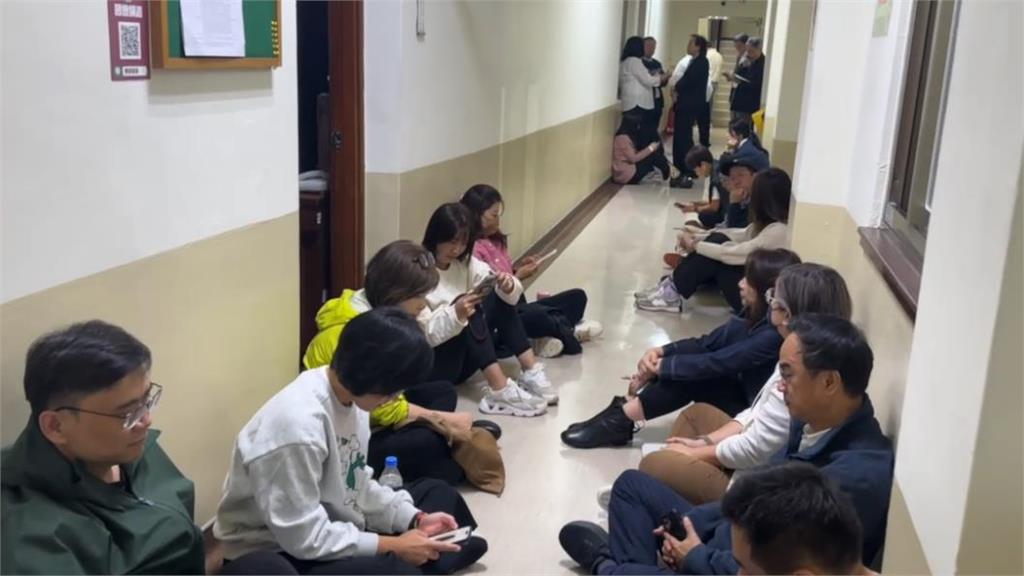 快新聞/《選罷法》綠委佔領主席台!麥玉珍酸「演哪齣」遭嗆:你們主席貪污成那樣