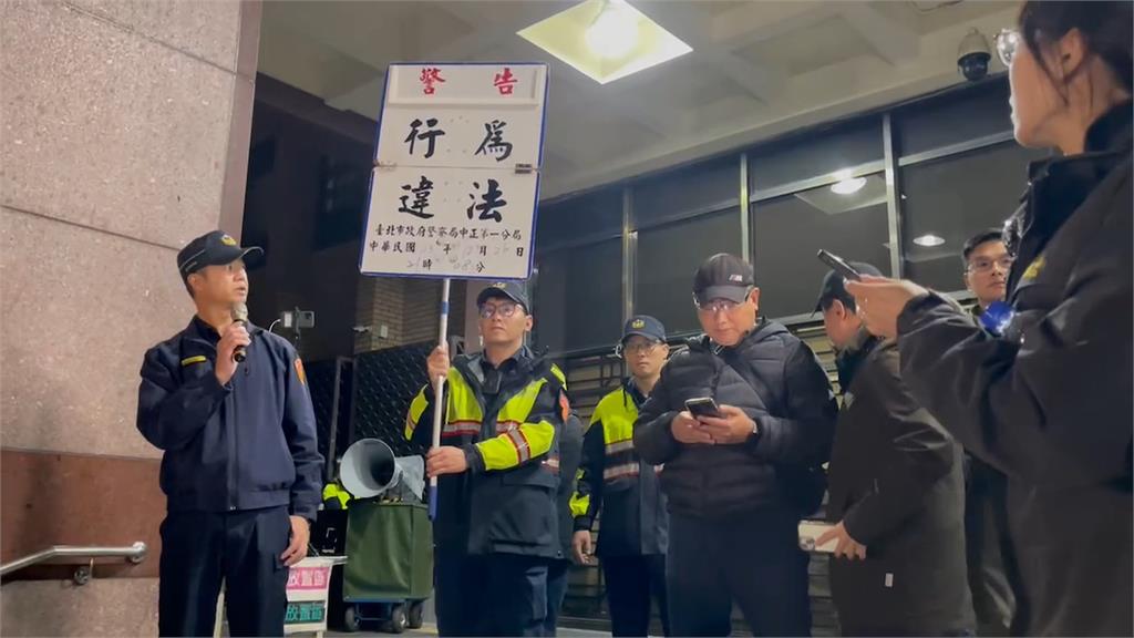 小草集結北檢引爆推擠　館長拿麥演說被警告違法