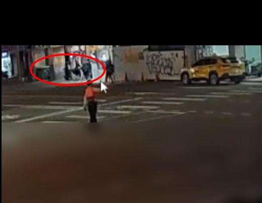 "有人拿剪刀追我們！"　店家保護女同學躲店內