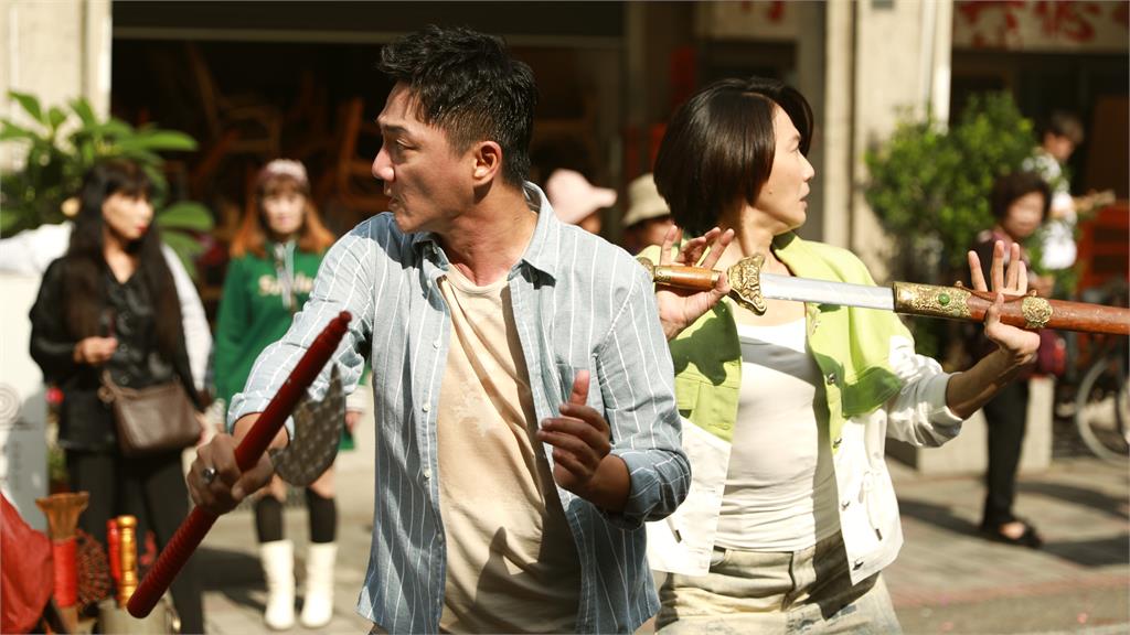侯怡君、藍葦華《好運來》鞭炮炸身、陣頭狂奔!開場戲超震撼