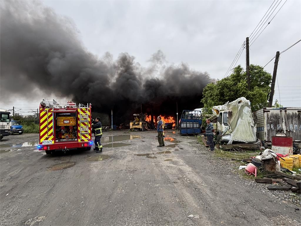 火場就在加油站後方! 汽修廠火警濃煙竄天