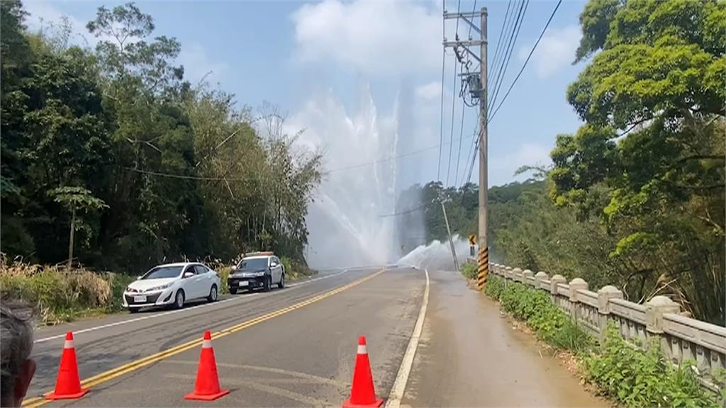 新竹寶山路水管爆裂　水柱噴3層樓高超驚人