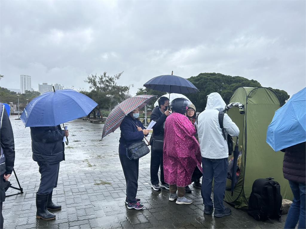 年初五罷洪孟楷人潮多！　民眾不畏風雨排隊簽連署