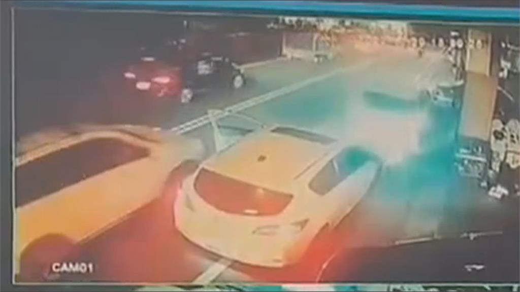 三寶現蹤！臨停路邊突開車門　下秒「遭對折」網：畫面超舒壓