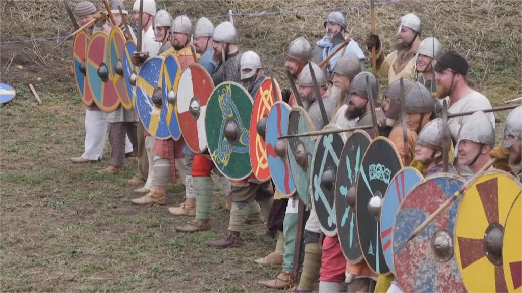 複製千年前歷史！英國人穿盔甲打鬥　重現「維京時代」