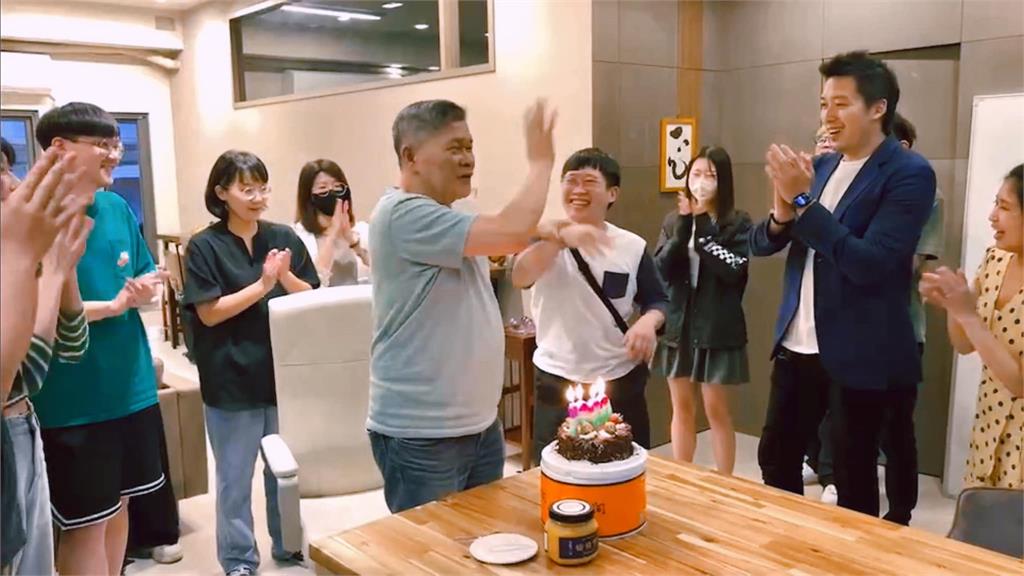 澎恰恰歡慶67歲生日!蛋糕蠟燭竟插「10000」背後意義曝光