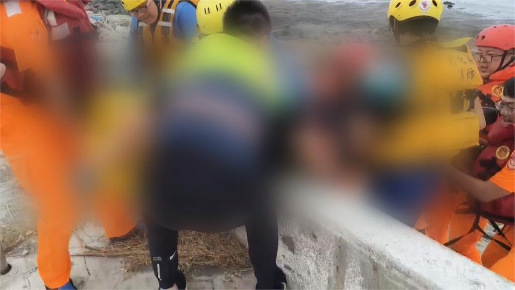 颱風天衝漢寶溼地！彰化釣客疑身體不適昏迷　警消徒步２公里涉水救援