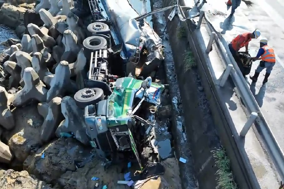 快新聞/新北瑞芳化學槽車翻覆 行車紀錄器畫面曝光