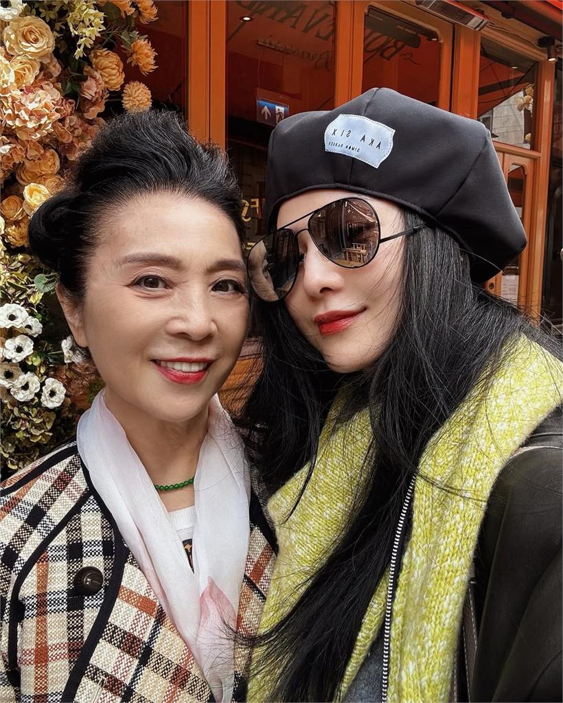 范冰冰同框凍齡媽 網友:基因超強 范冰冰遭封殺7年首曬媽!母女顏質炸裂1.5萬人嚇傻:這什麼神基因?