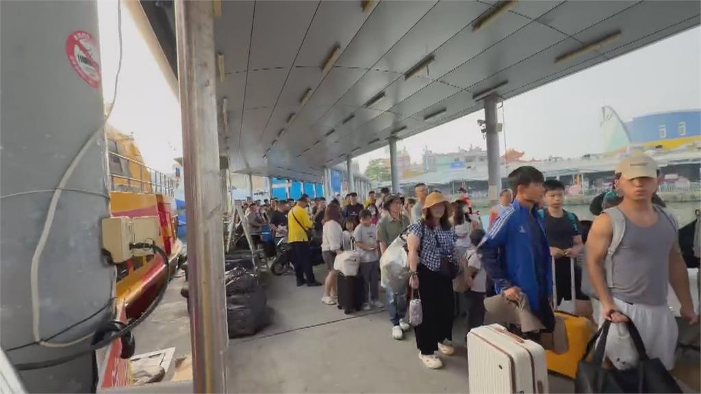 中秋連假衝外島　東琉線碼頭湧大批人潮提前開航