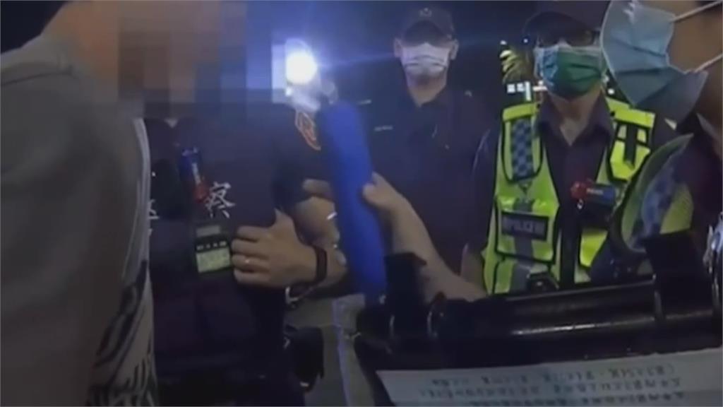 又是酒駕!高雄駕駛載友自撞 央求目擊者別報警「乘客也挨罰」