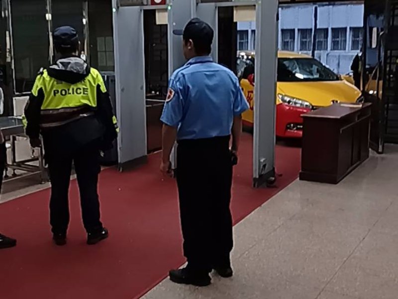最新／北檢清晨遭小黃衝撞！運將不滿官司「印8字警語」駕車撞大門