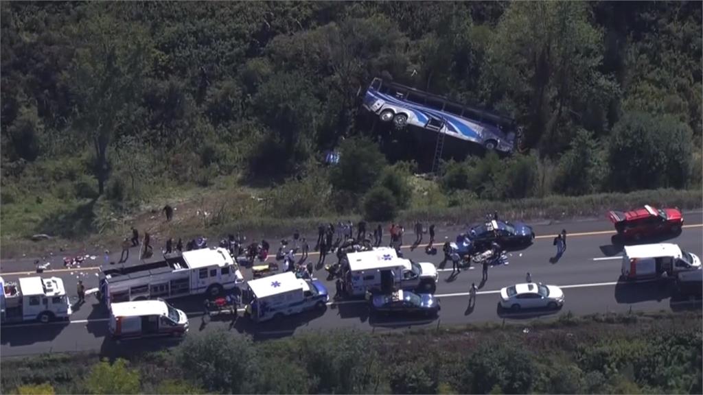 疑前輪故障?美巴士失控衝出洲際公路 跌落15米深山溝釀2死20多傷