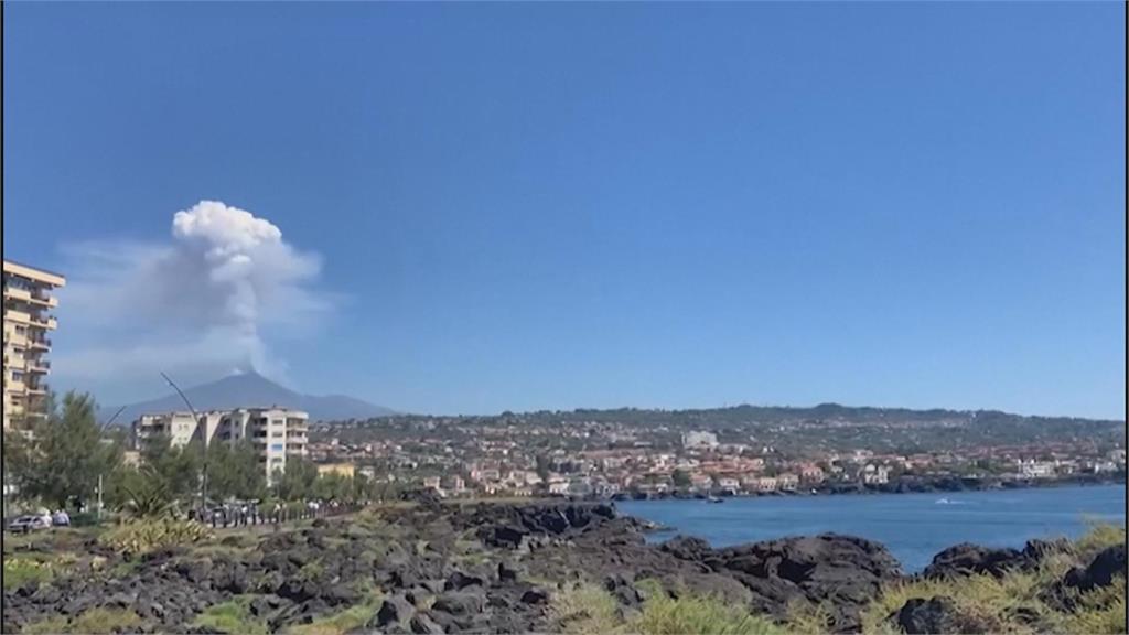 義大利埃特納火山噴發 大量火山灰直衝天際