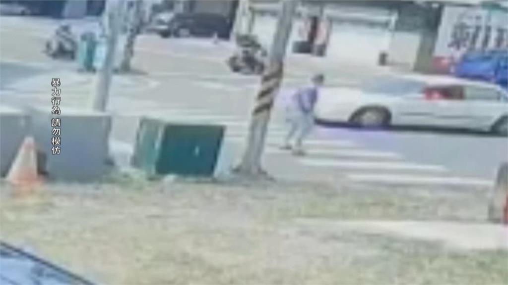 武力全開！行人闖紅燈擋汽車去路　雙方「把馬路當格鬥場」開打