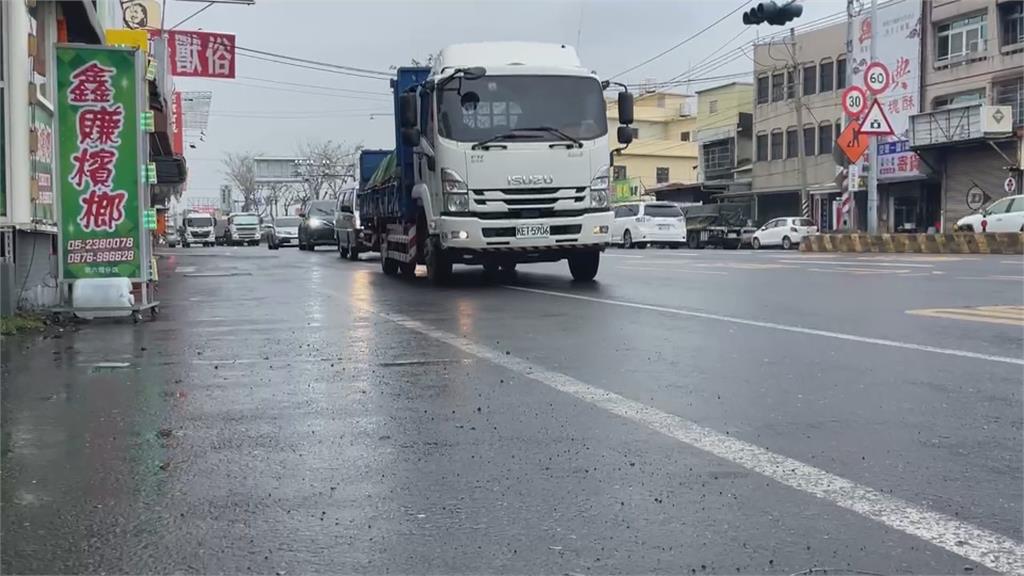 嘉義死亡車禍! 女騎士疑為閃違停"遭2車夾擊輾斃"