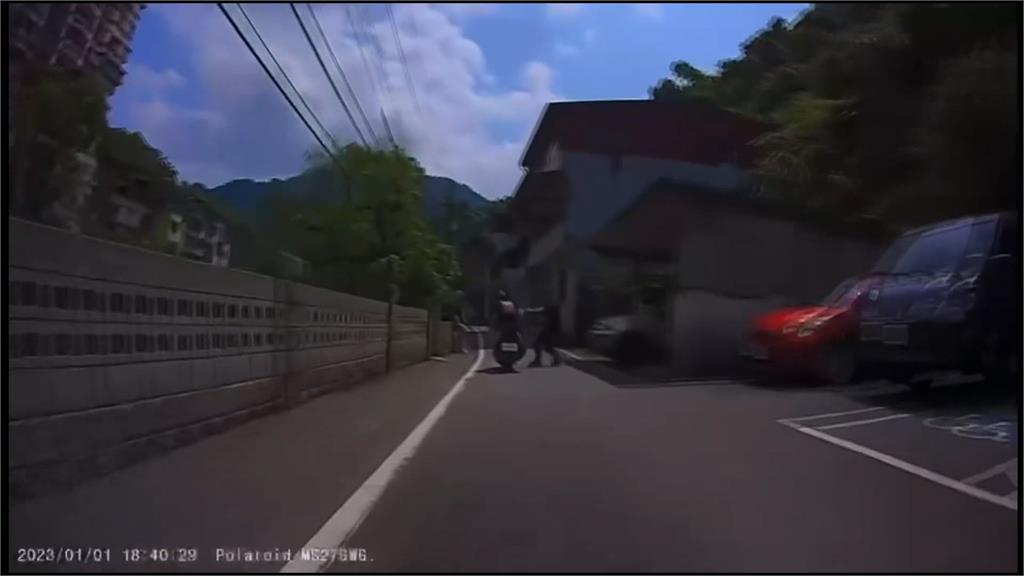 路邊停車被碎嘴!男抄球棒攔人 怒嗆:不知我是地頭蛇?