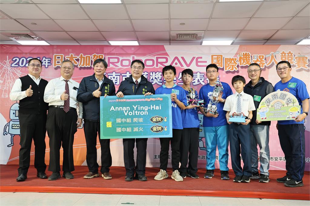 臺南學子RoboRAVE國際機器人大賽獲28獎 黃偉哲:科技教育紮根有成