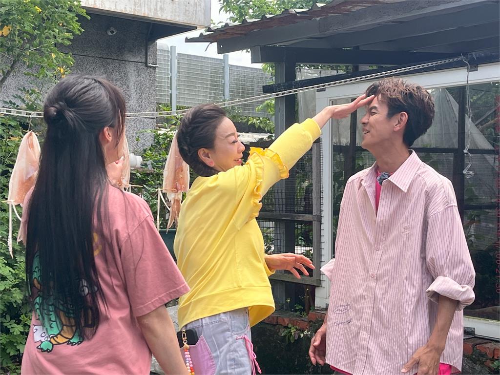 《綜藝新時代》張家瑋洗石花菜太累!路邊M字腿讓路人快要流鼻血