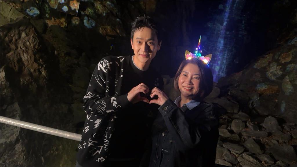 屏東燈節「奇幻大津」登場　周春米、劉冠廷開箱夜光森林