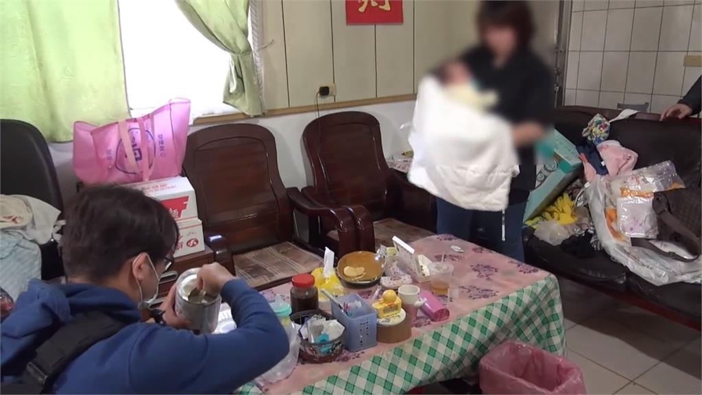 警抓毒販破門驚見男嬰! 下秒充當保母幫泡奶安撫