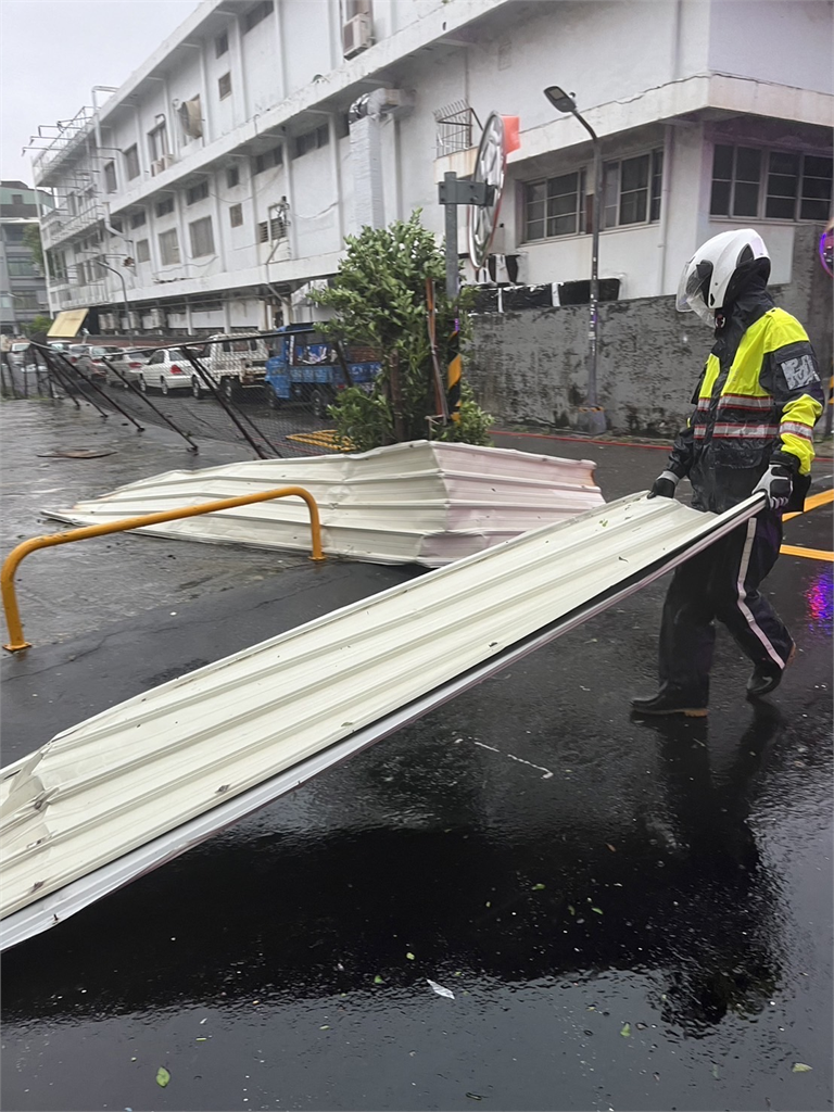 三民一警冒17級強風暴雨救災！照片曝…市民感動：他們也有家人會擔心