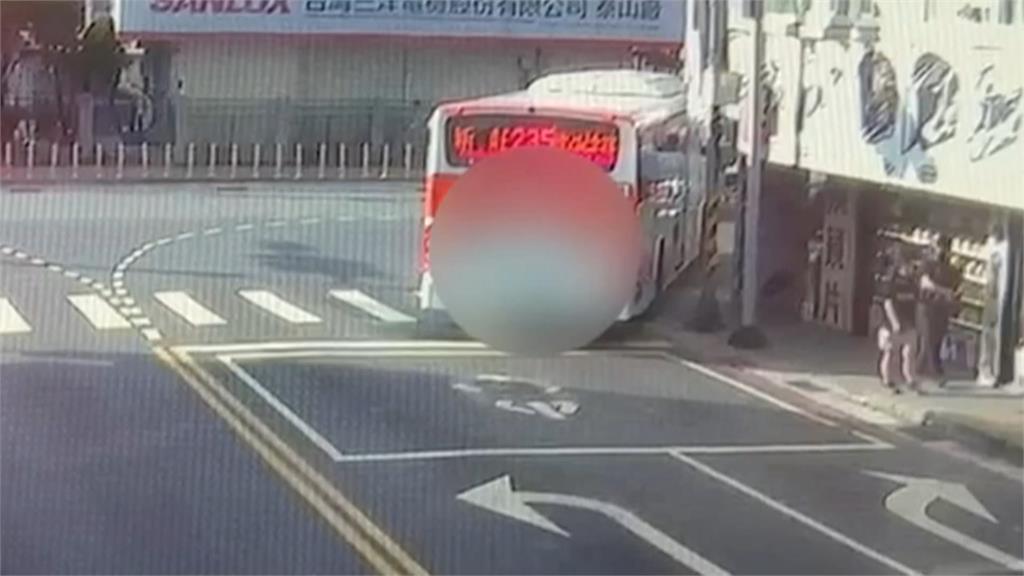 台北信義區駕駛疑恍神還無照 凌晨追撞路邊整排16機車人跑了