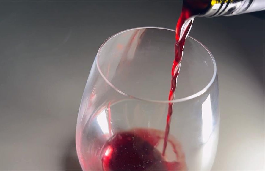 偶爾一兩次「報復性喝酒」沒關係？美研究曝「肝受損風險」恐高3倍！