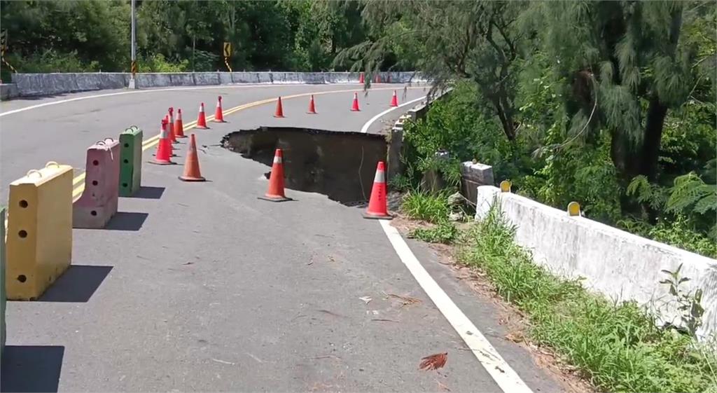 快新聞/好大的洞!屏東墾丁往社頂公園道路坍方 塌陷畫面全曝光