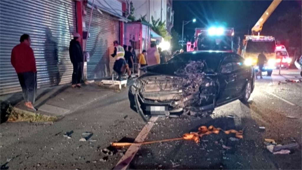 台東3車連撞！車頂塌陷成「V字形」駕駛無呼吸心跳搶救中