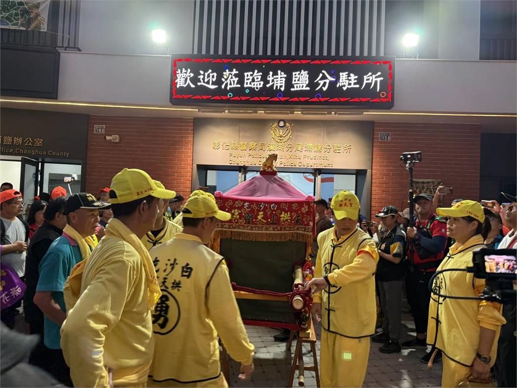 追捕毒駕「雙腿遭輾」負傷鳴槍　所長：白沙屯媽祖庇佑逃死劫