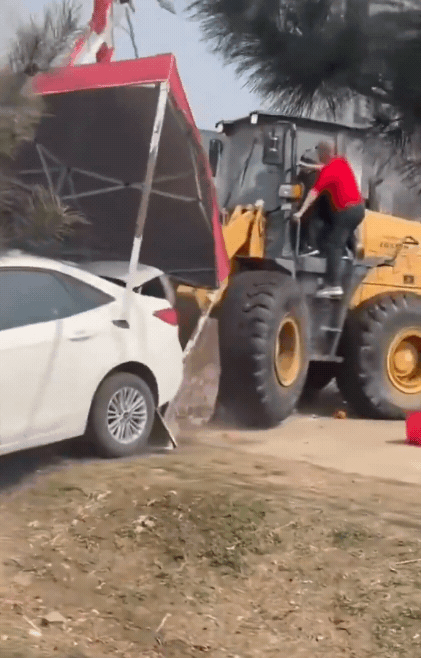 中國男開鏟土機衝進人潮市集！「血肉橫飛、攤位全毀」疑釀13死…官方急鎖消息
