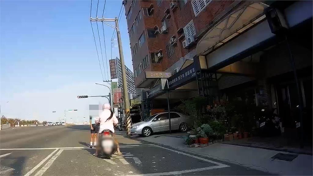 為什麼跟那麼近？腳踏車騎士等紅燈被三寶大媽追撞　怒嗆：1台抵妳3台