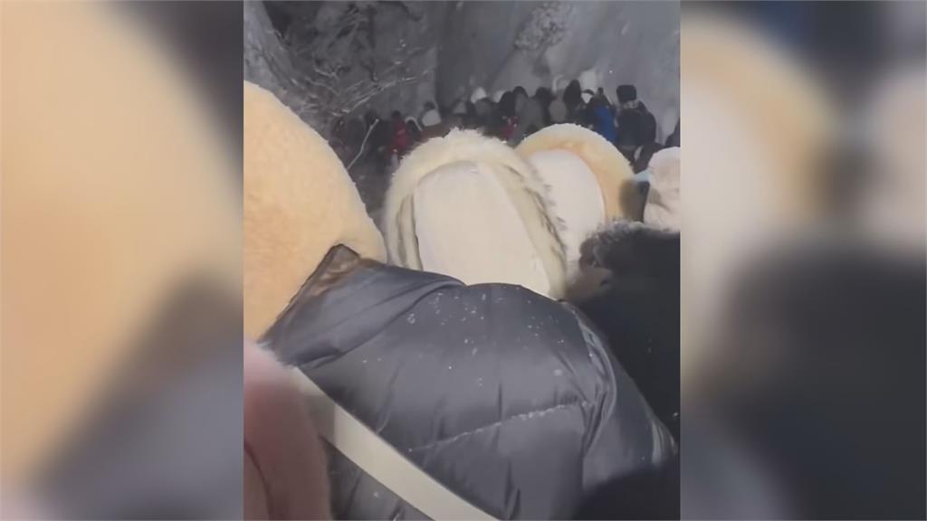 被困風雪數小時!中國黃山路線大堵塞 民眾低溫前行怒:小孩快受不了