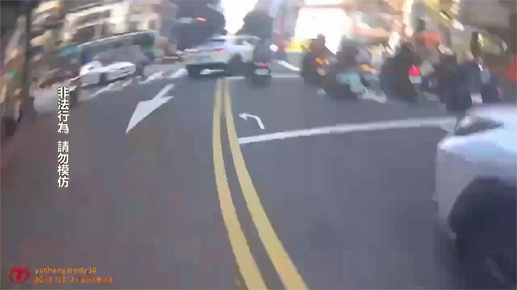 北市爆警匪追逐戰!嫌拒捕開車衝撞 遭持槍警一路追捕