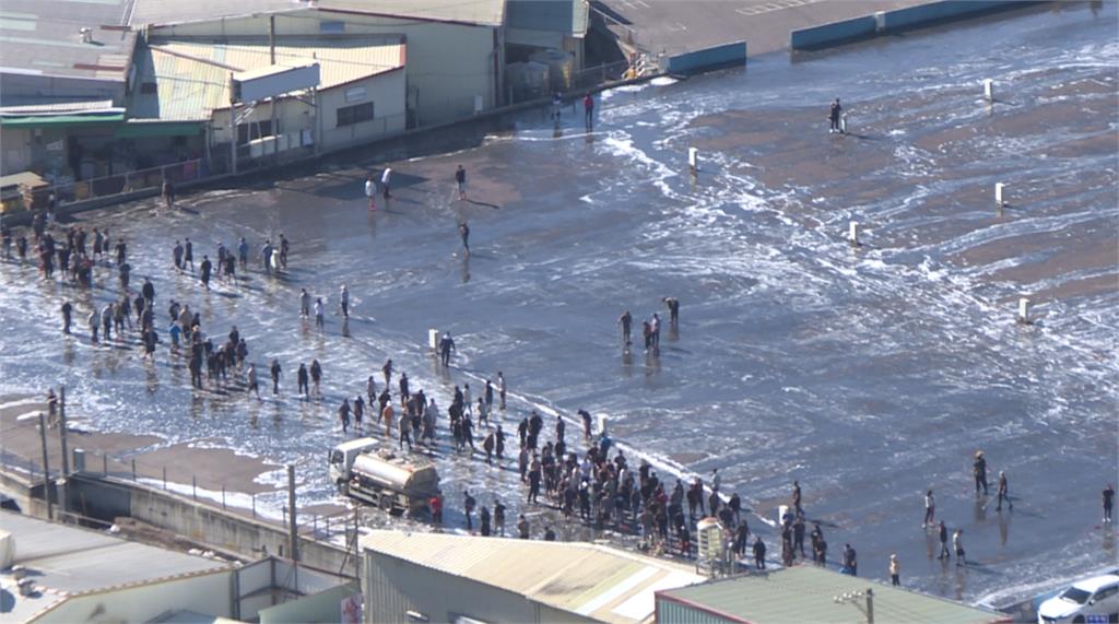 台中大慶、旱溪夜市洗澎澎　百人齊聚進行年終大掃除