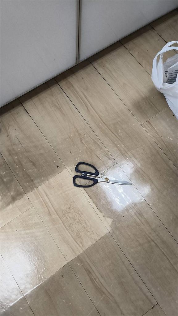 快新聞／板橋某銀行驚傳搶案！莽男持剪刀衝入「奪現金逾30萬」現場情形曝光