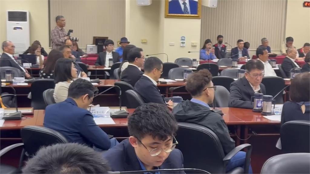 穿中山裝祝賴總統出訪順利　鄭麗文：麗文可以等你回來