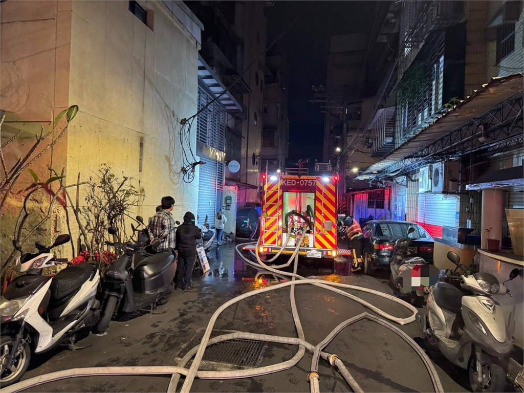 快新聞/新北板橋民宅深夜竄火!3人受困救出送醫 不排除人為縱火