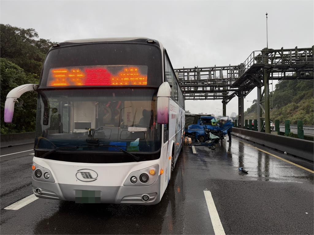最新／國1北上9.8K汐止段嚴重車禍！小貨車追撞國光客運　駕駛無生命跡象急搶救