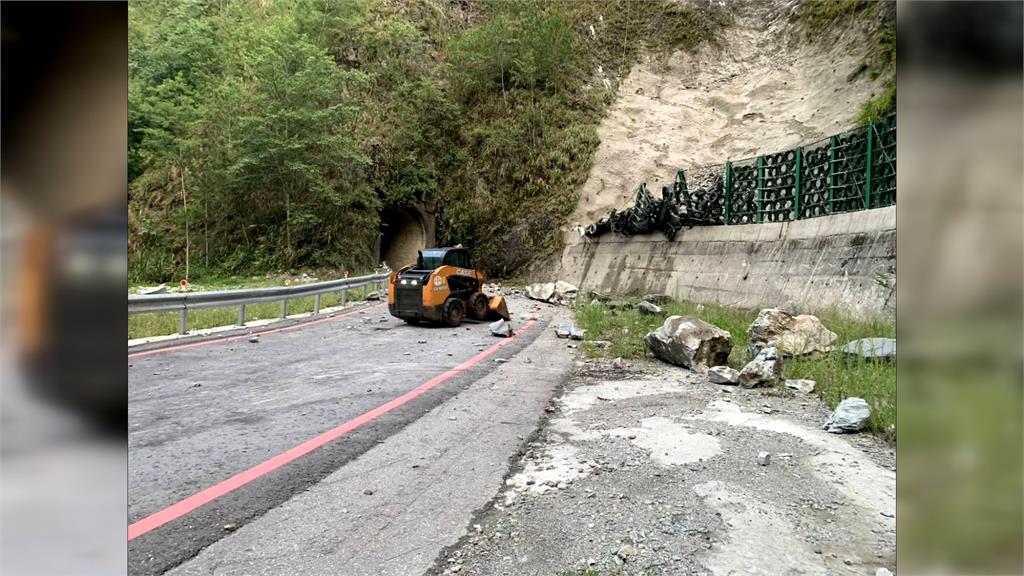中橫便道落石崩落！　巴士、９輛轎車一度卡住無法通行