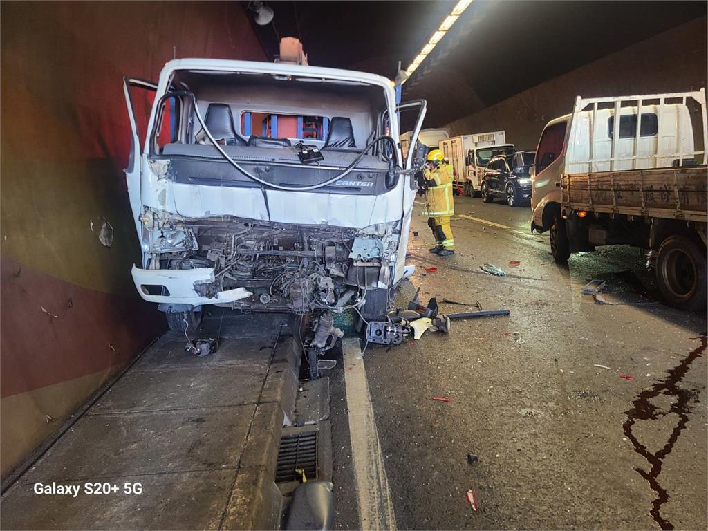 快新聞/台76線彰化八卦山隧道「7車追撞」! 2人受傷送醫